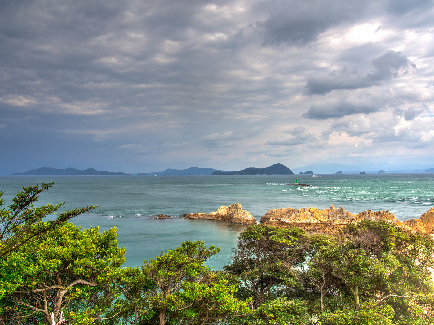 岩場と島々を望む瀬戸内海の風景